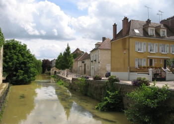 Канал в Шабли, Франция. Фото 1 – фотографии Франции