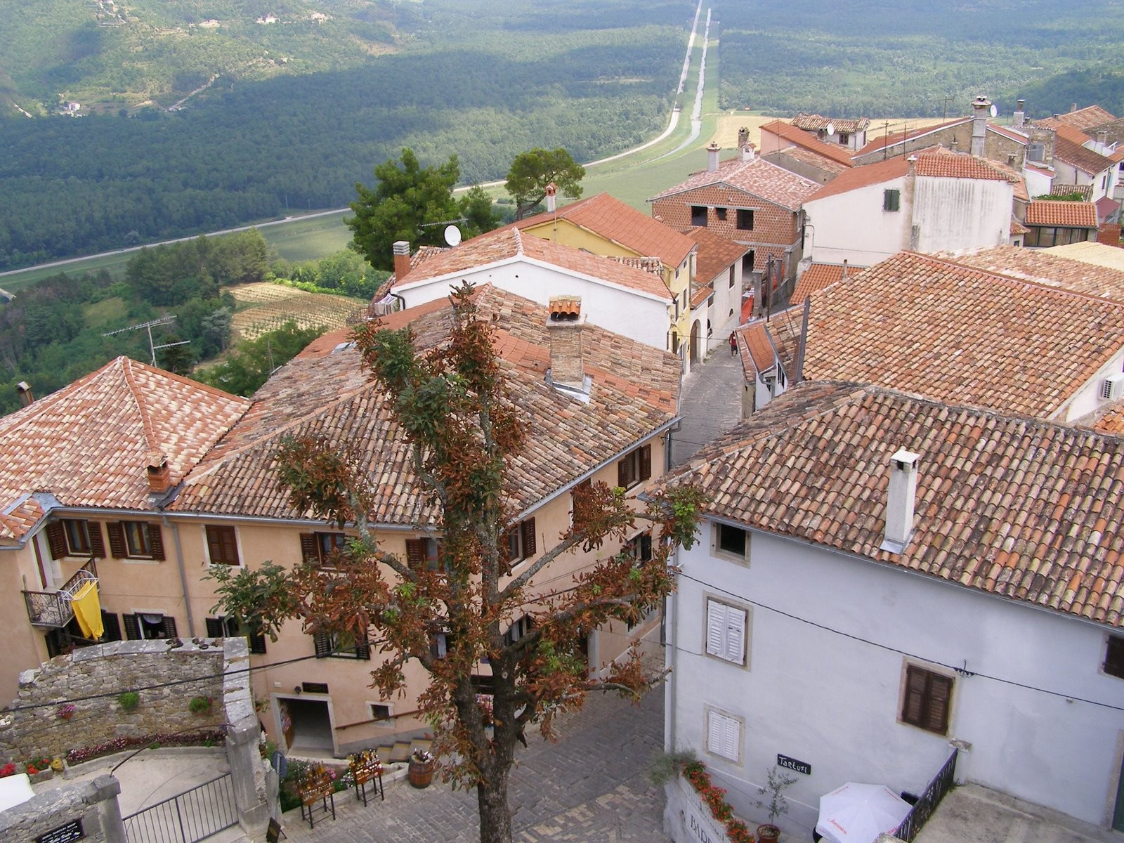 Крыши домов в Мотовуне, Хорватия – фотографии Хорватии