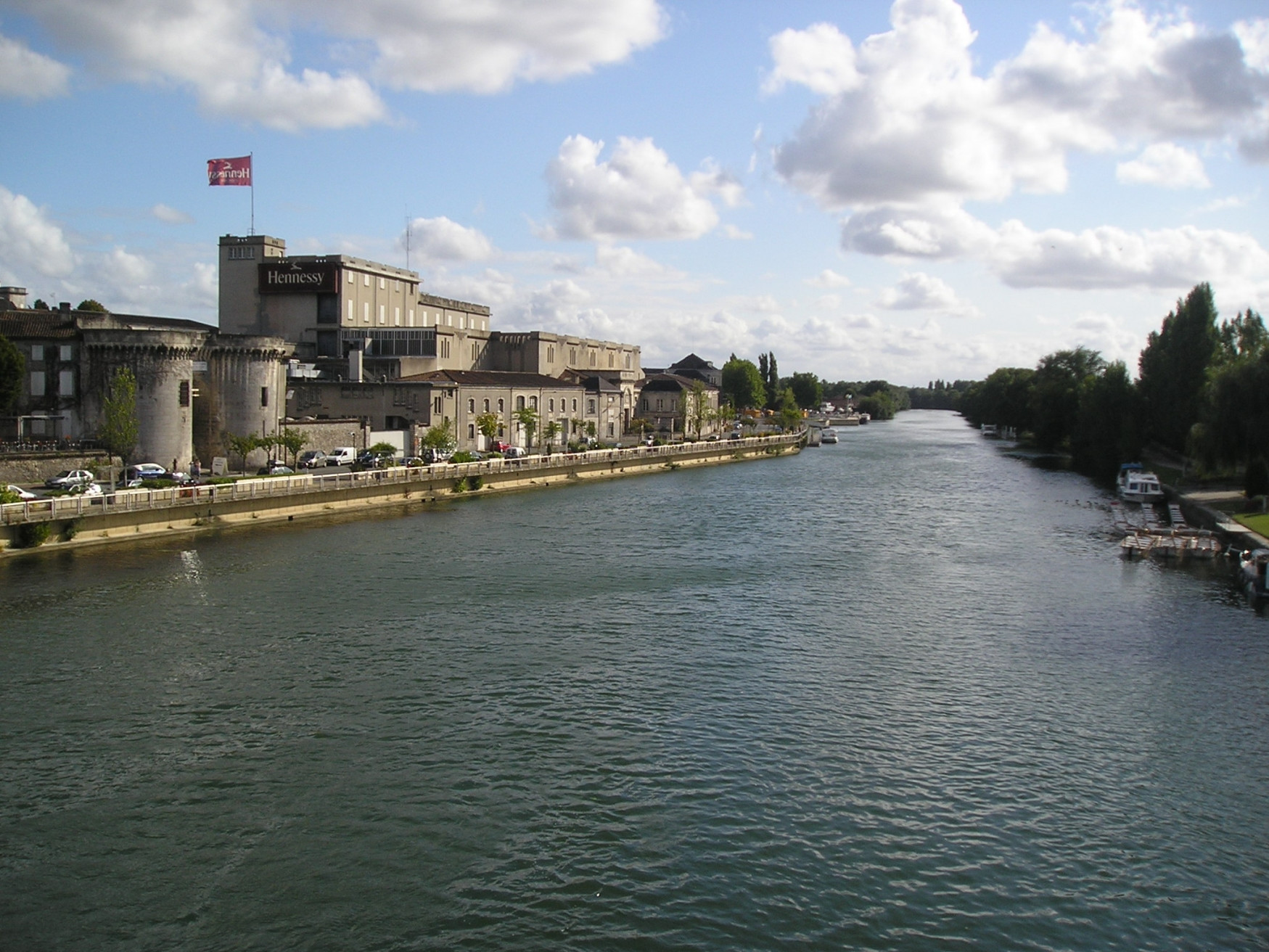 Река в Коньяке, Франция – фотографии Франции