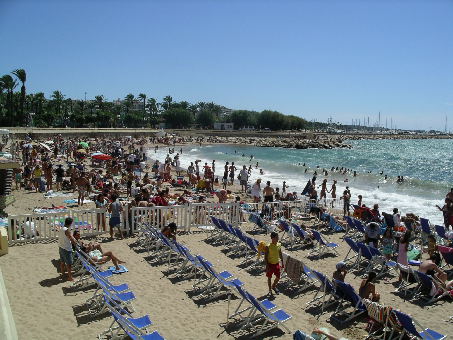 Люди на пляже в Канне, Франция – фотографии Франции