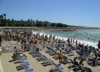 Люди на пляже в Канне, Франция – фотографии Франции