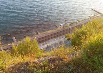 Вид с горы на железную дорогу, район посёлка Южный – фотографии России