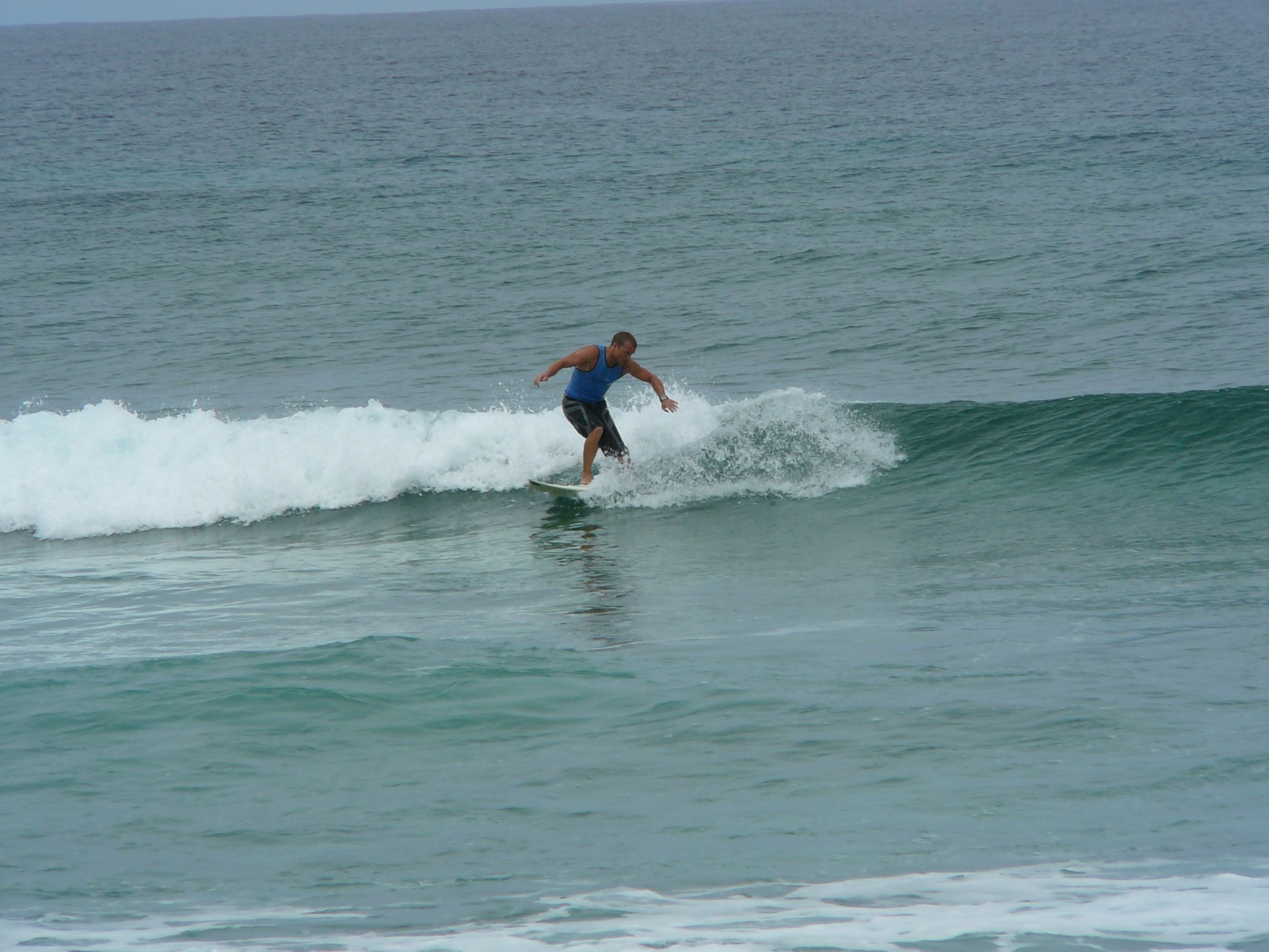 Серфингист на острове Эльютера, Багамские острова – фотографии Багамских островов