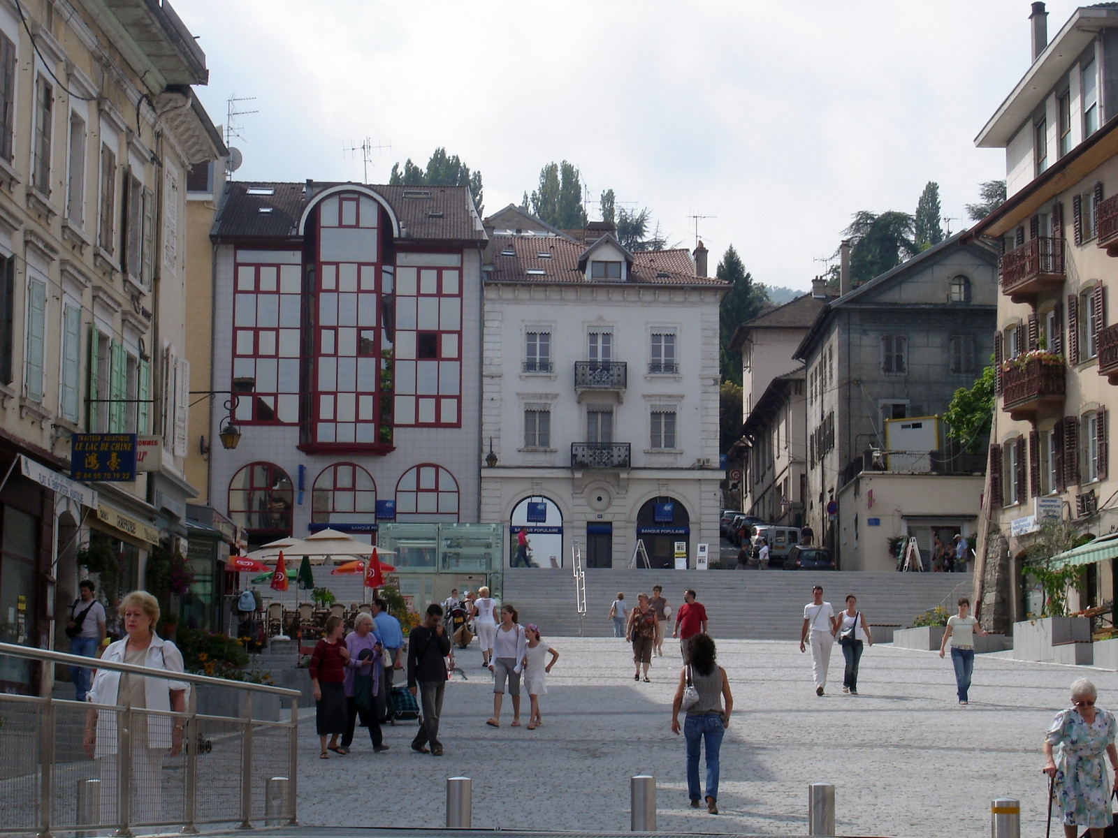 Люди в Эвиан-ле-Бен, Франция. Фото 1 – фотографии Франции