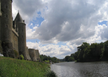 Река в Жослене, Франция – фотографии Франции