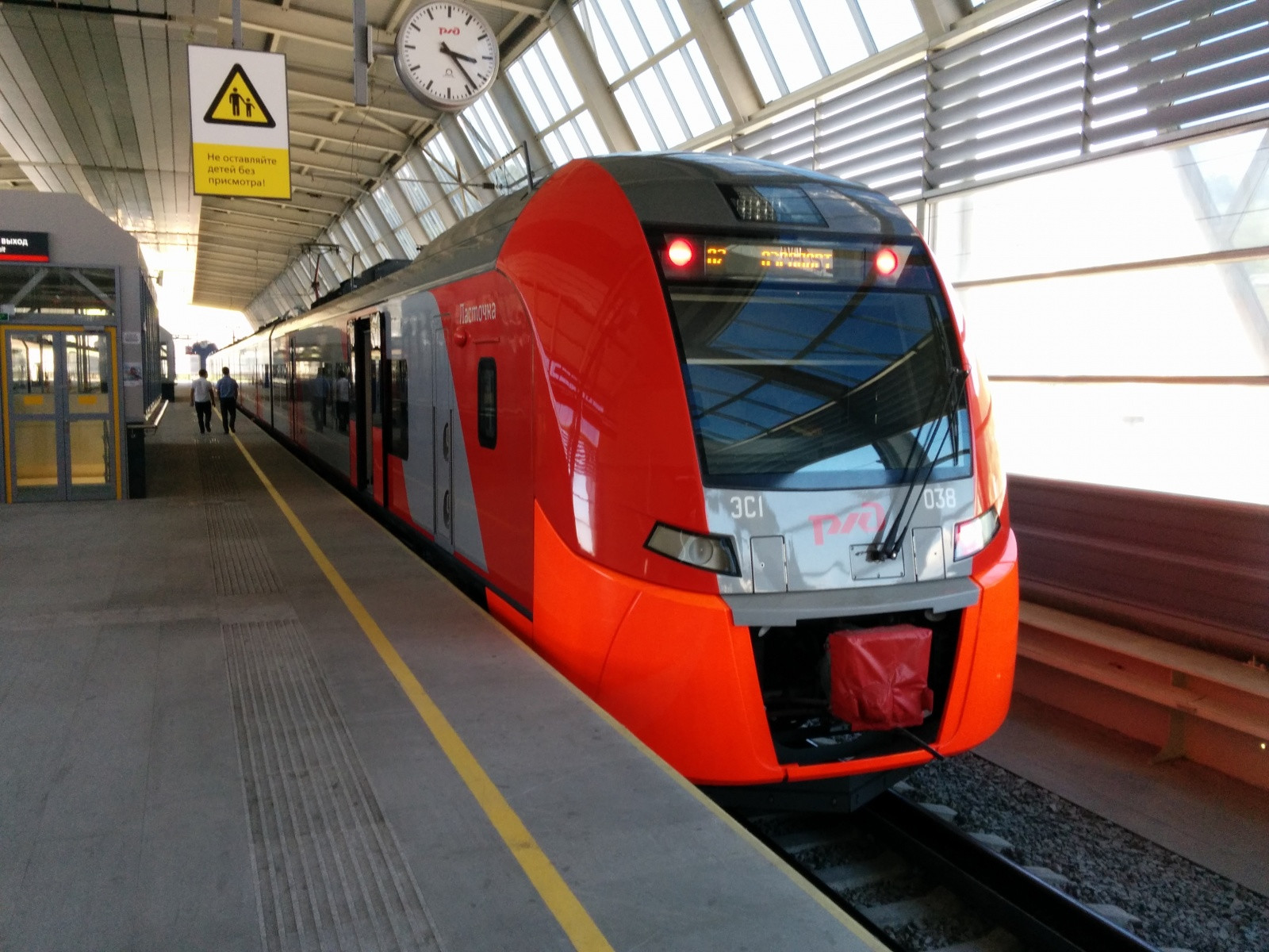 Поезд "Ласточка", станция "Аэропорт Сочи". Фото 1 – фотографии России