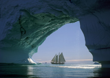 Необычные пейзажи Гренландии. Арка и корабль – фотографии Гренландии
