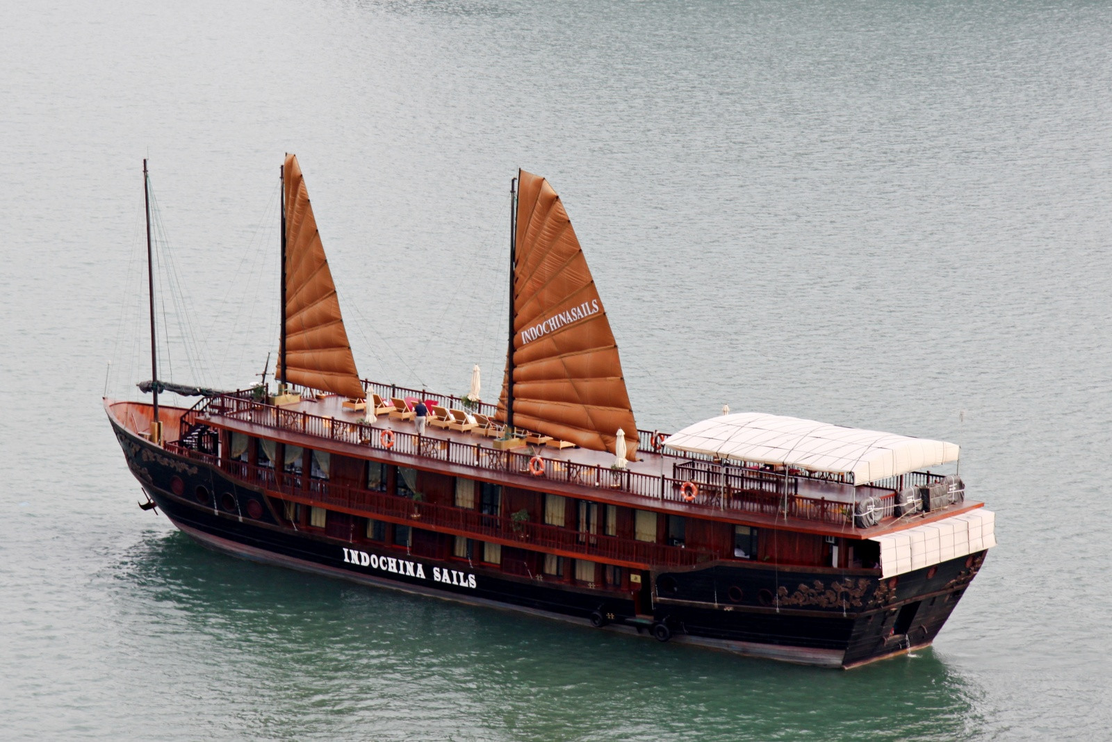 Корабль в заливе Халонг – фотографии Вьетнама