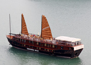 Корабль в заливе Халонг – фотографии Вьетнама