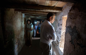 Господа стояли на балконе Дома рабов в Сенегале во время торгов, рассматривая рабов и называя цену – фотографии Сенегала