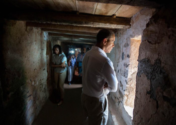 Господа стояли на балконе Дома рабов в Сенегале во время торгов, рассматривая рабов и называя цену – фотографии Сенегала