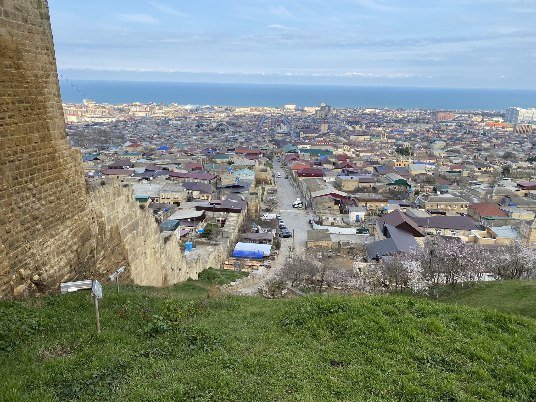 Вид на Дербент со стороны стены крепости – фотографии России
