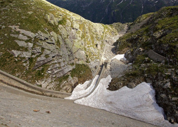 Козлы на плотине, Италия – фотографии Италии