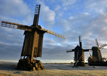 На острове Сааремаа много мельниц – фотографии Эстонии