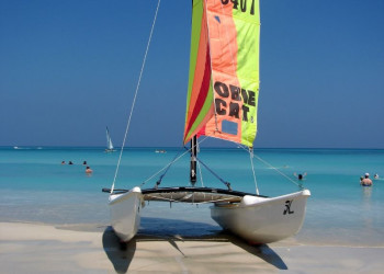 Парусник на пляже в Варадеро, Куба. Фото 2 – фотографии Кубы