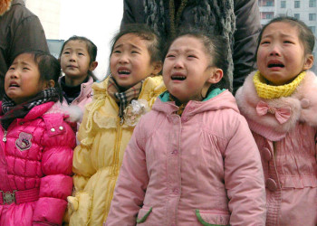 Интересно почему они плачут? Есть идеи? – фотографии Северной Кореи