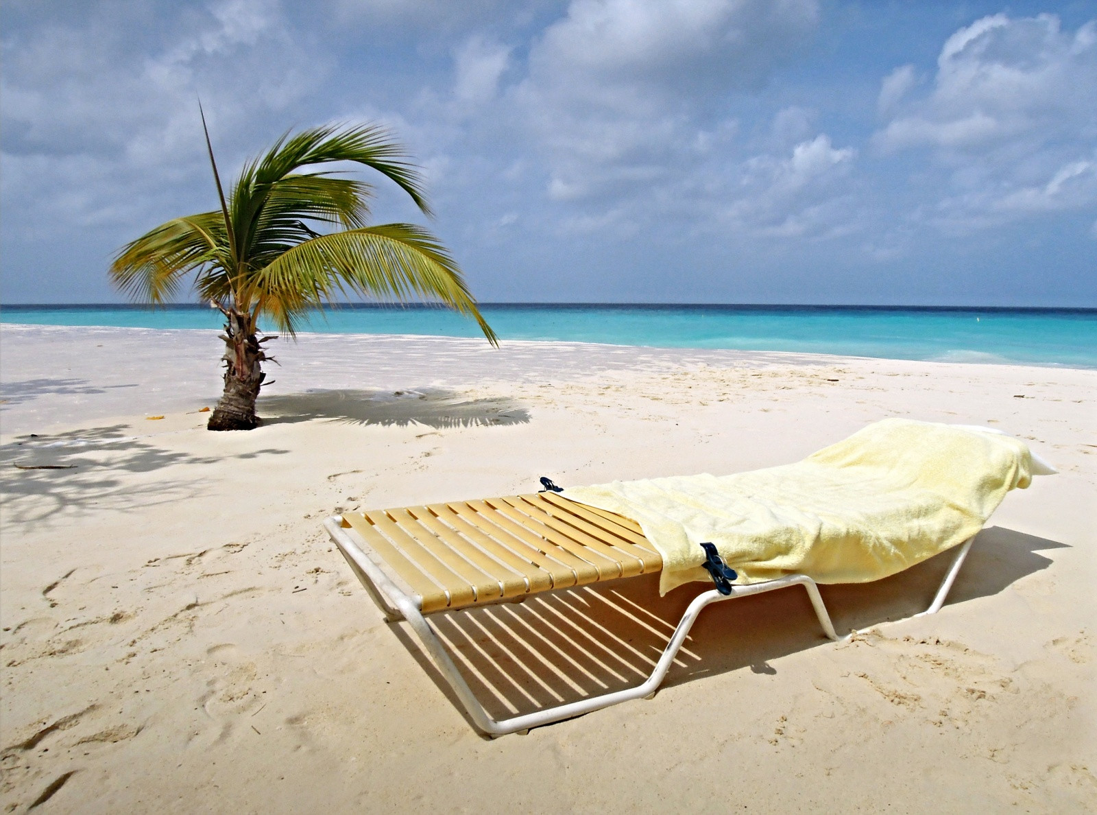 Лежак на белопесчаном пляже в Арубе – фотографии Арубы