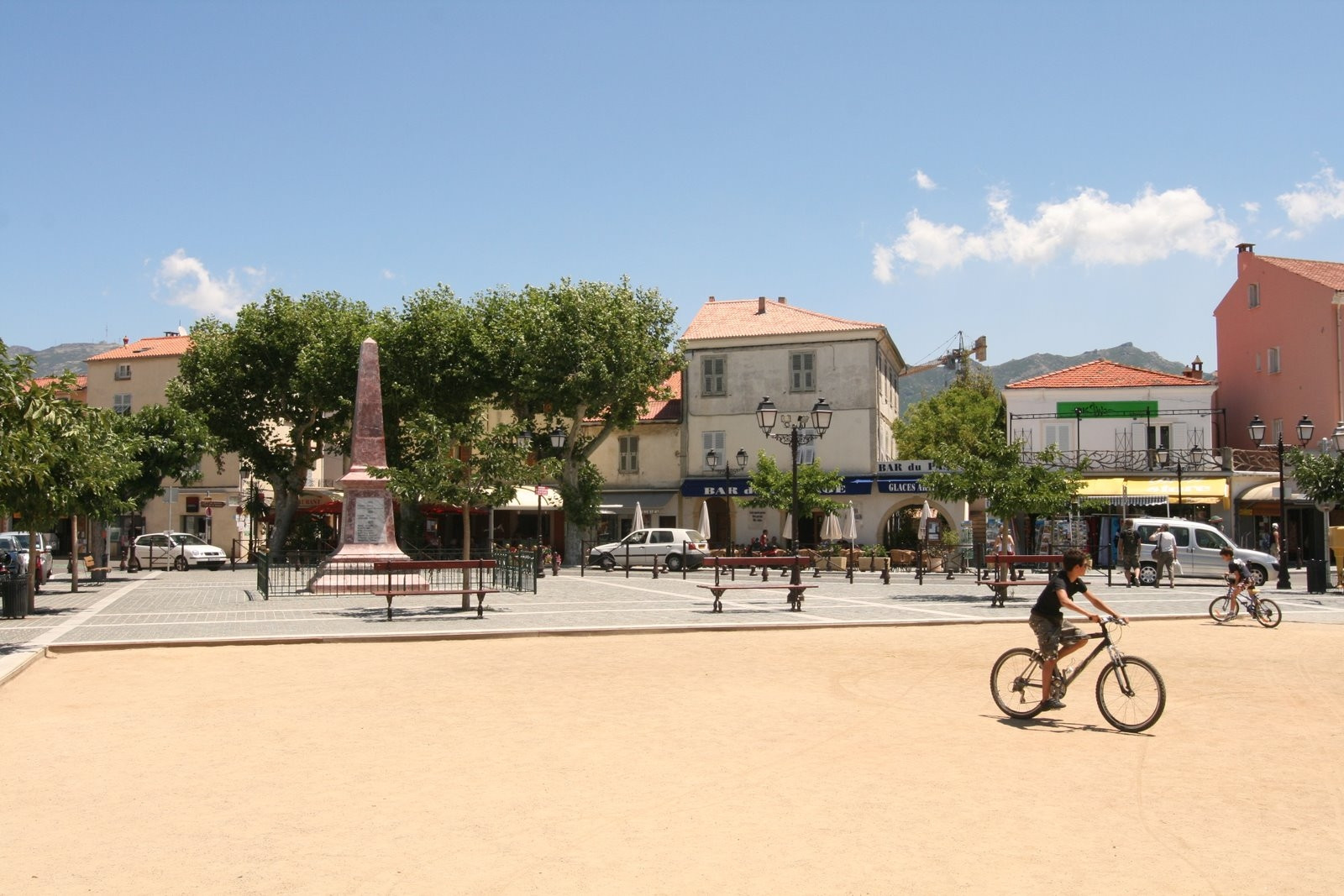 Площадь в Сен-Флоране, Франция – фотографии Франции