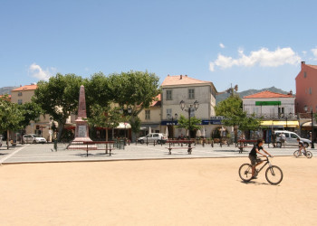 Площадь в Сен-Флоране, Франция – фотографии Франции