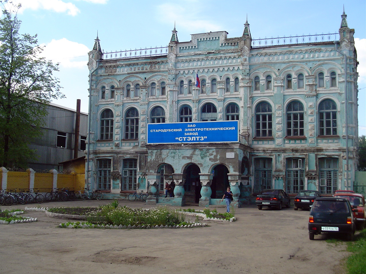Красивое неухоженное здание фабрики в Стародубе – фотографии России