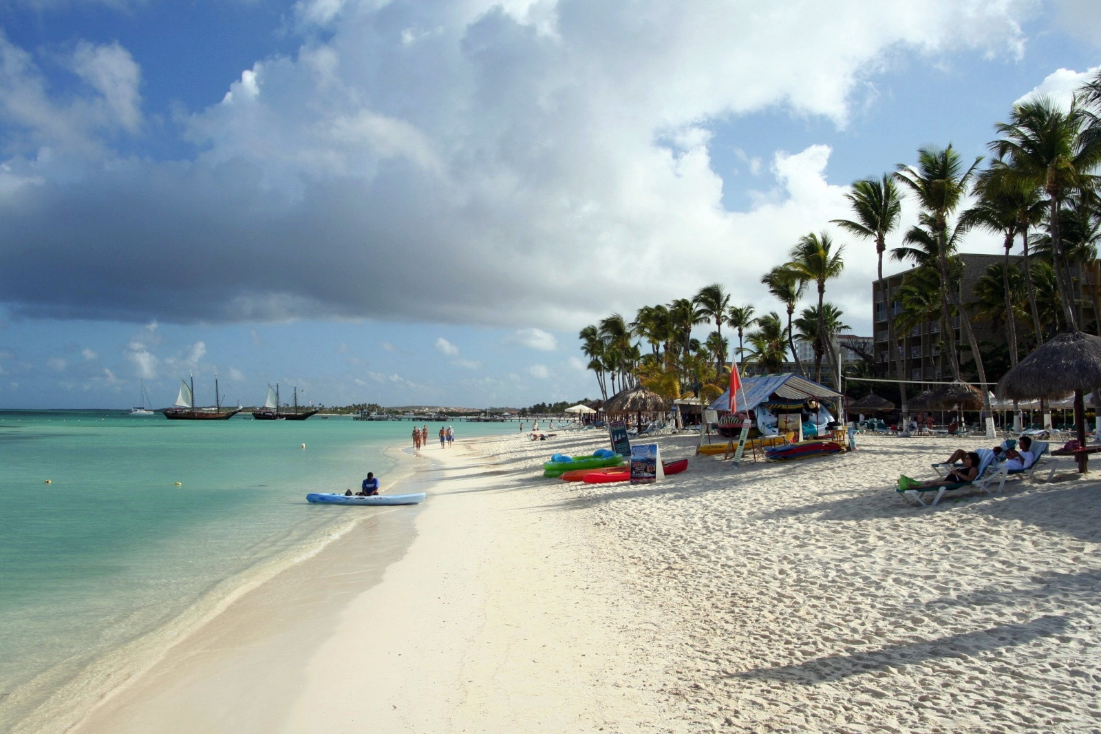 На Арубе шикарные песчаные пляжи – фотографии Арубы
