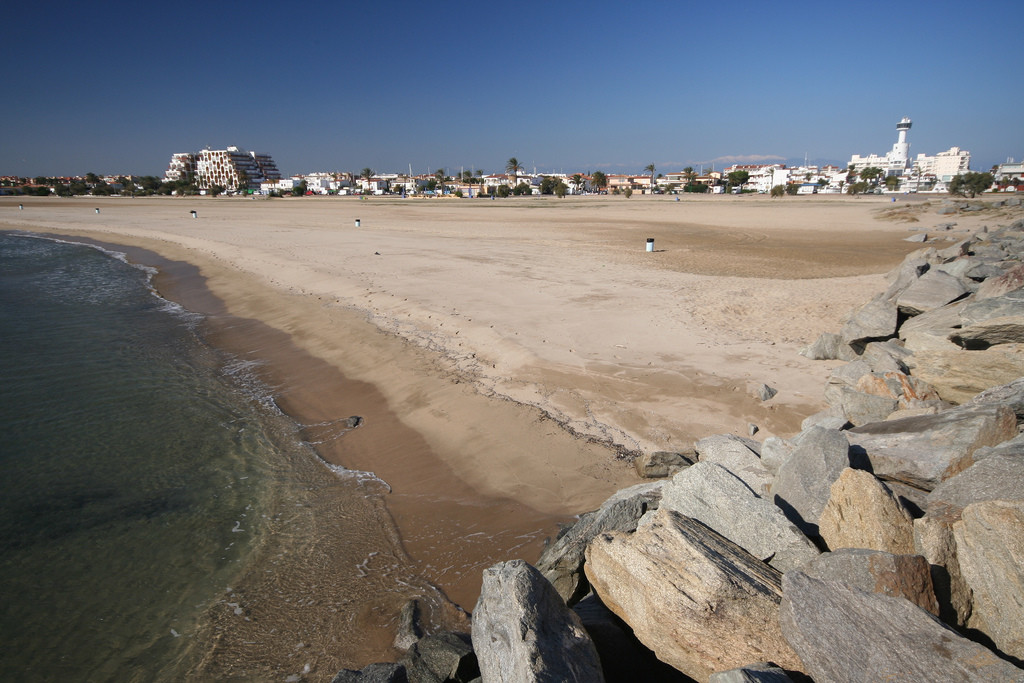 Пляжи в испанском городке Эмпуриабрава – фотографии Испании