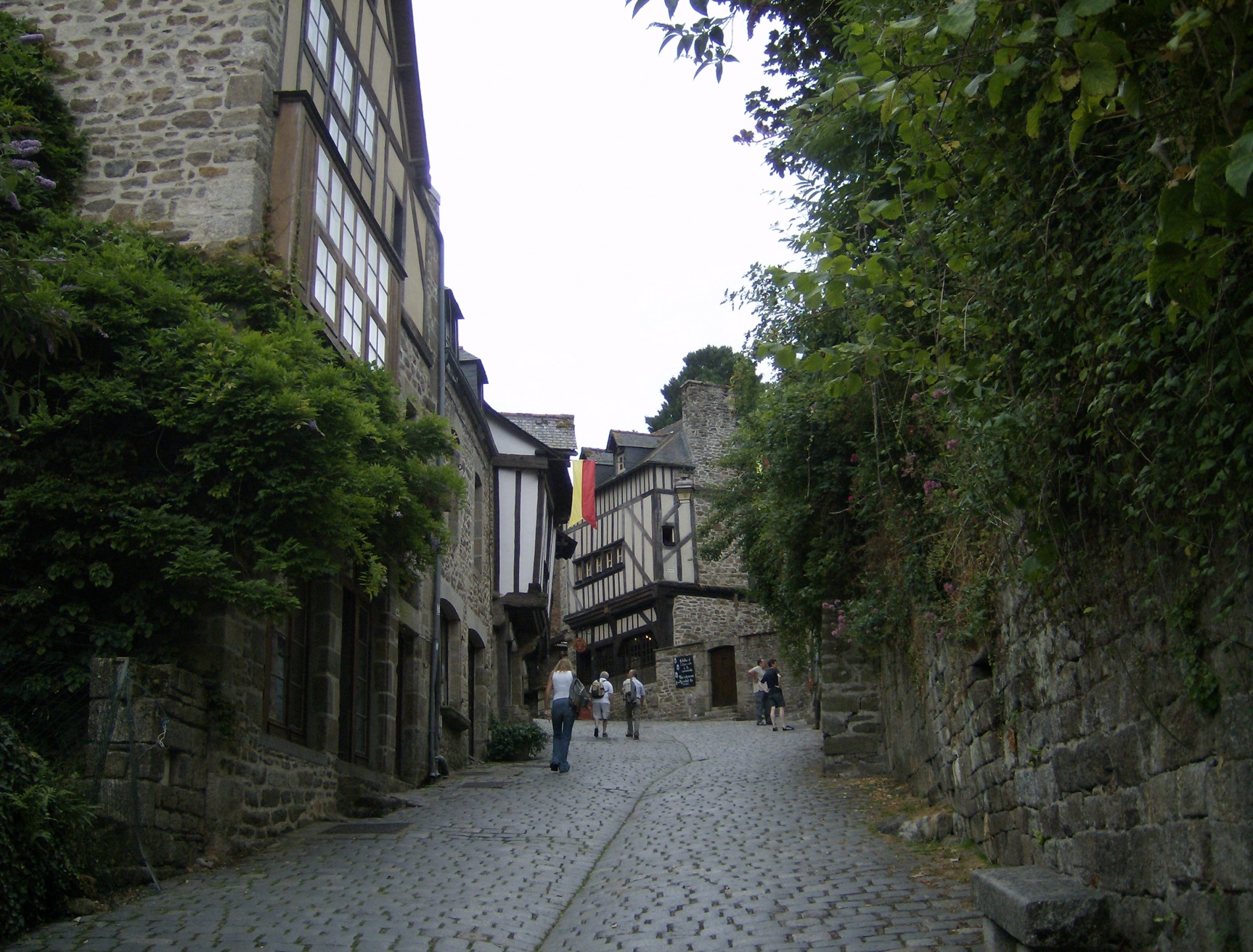 Улица в Динане, Франция. Фото 5 – фотографии Франции