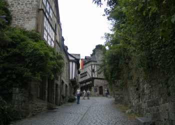 Улица в Динане, Франция. Фото 5 – фотографии Франции