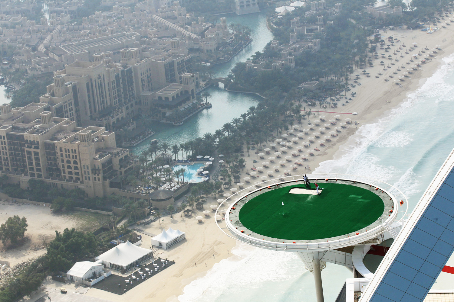 Гольф на вертолетной площадке отеля Бурдж-эль-Араб – фотографии ОАЭ