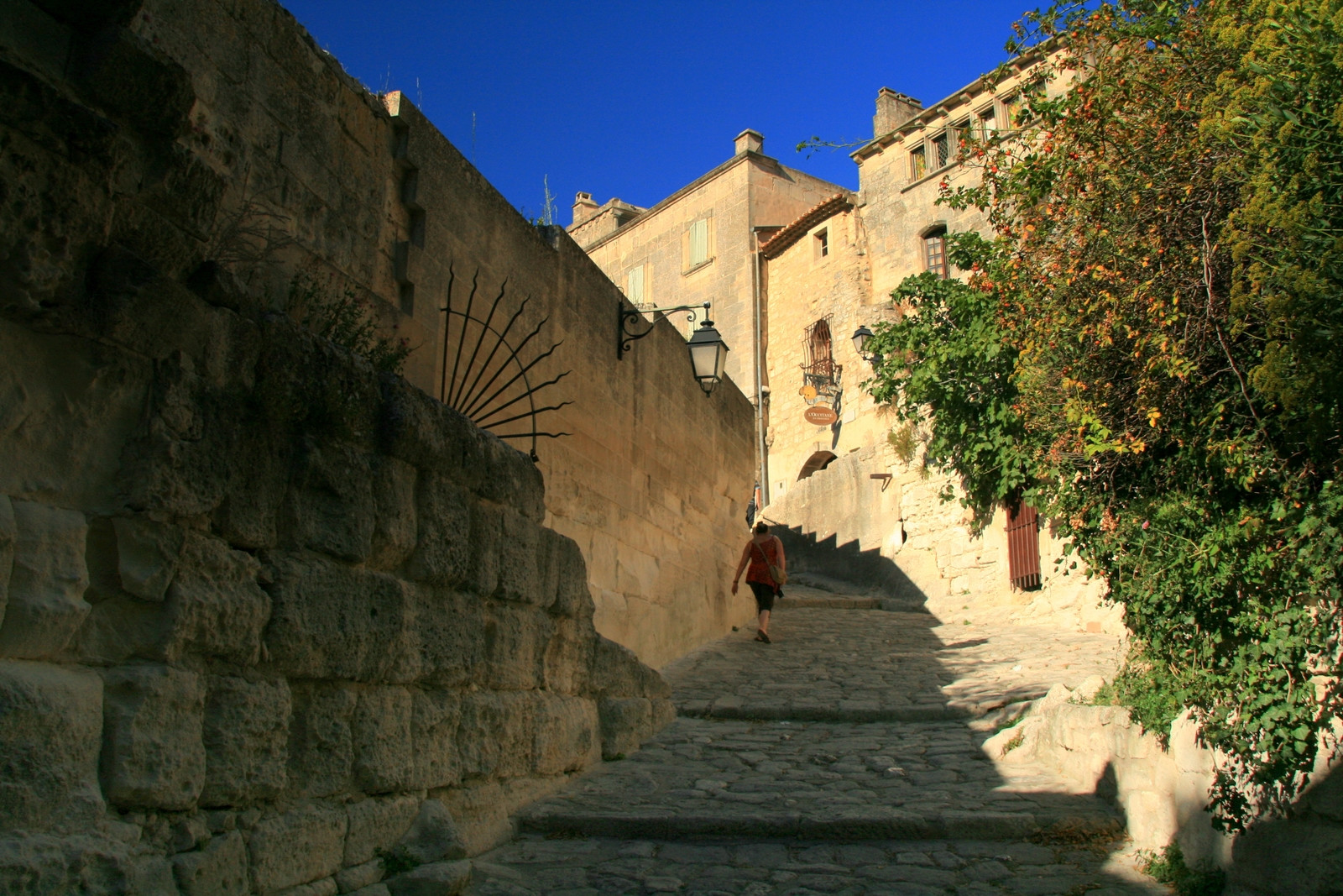 Улица в Ле-Бо-де-Прованс, Франция. Фото 2 – фотографии Франции