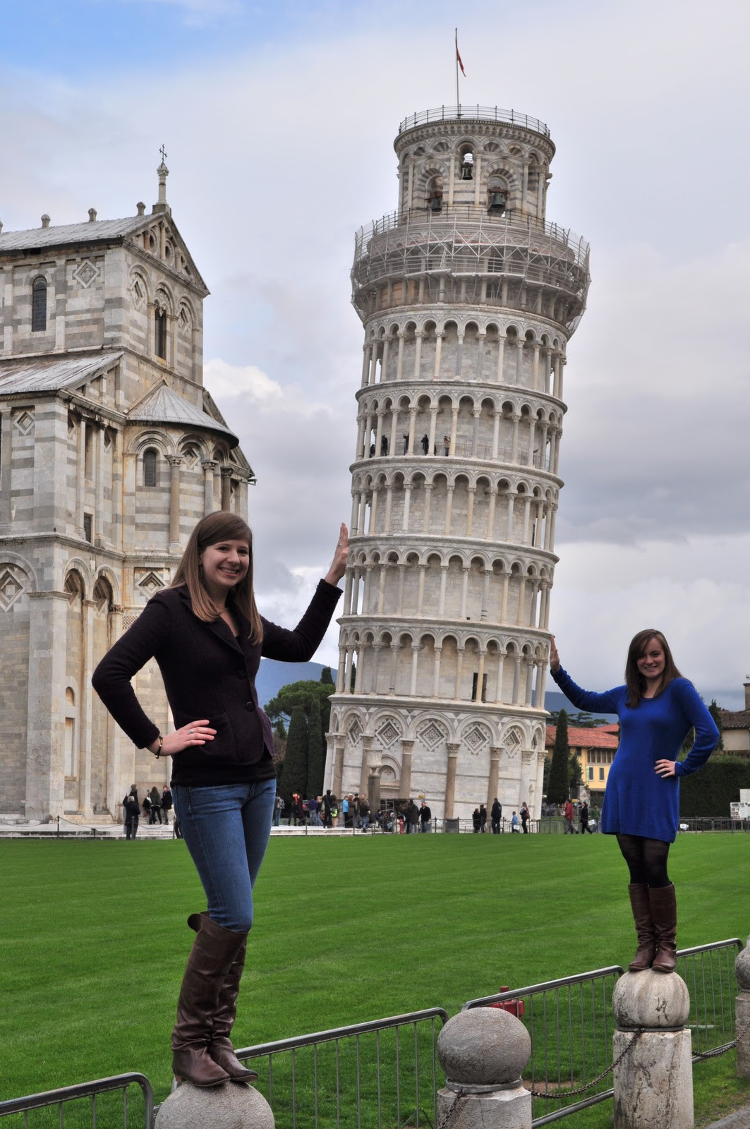 Туристы фоткаются у Пизанской Башни. Фото 4 – фотографии Италии