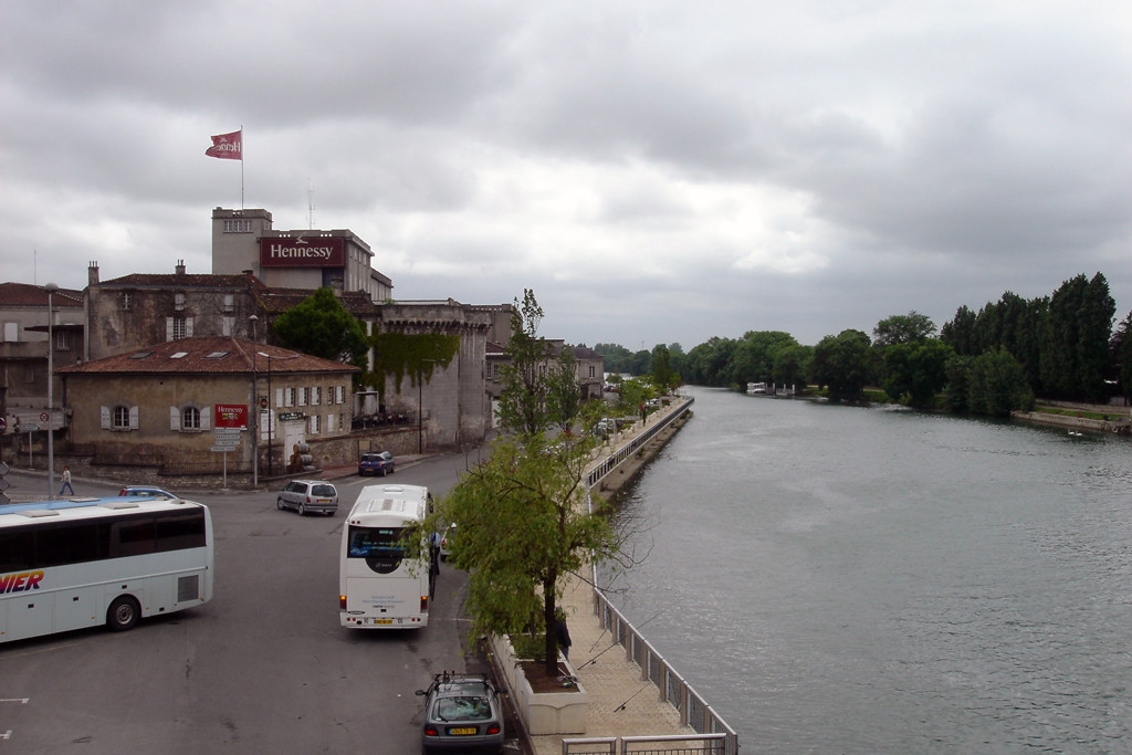 Набережная в Коньяке, Франция. Фото 1 – фотографии Франции