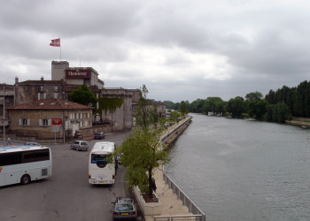 Набережная в Коньяке, Франция. Фото 1 – фотографии Франции