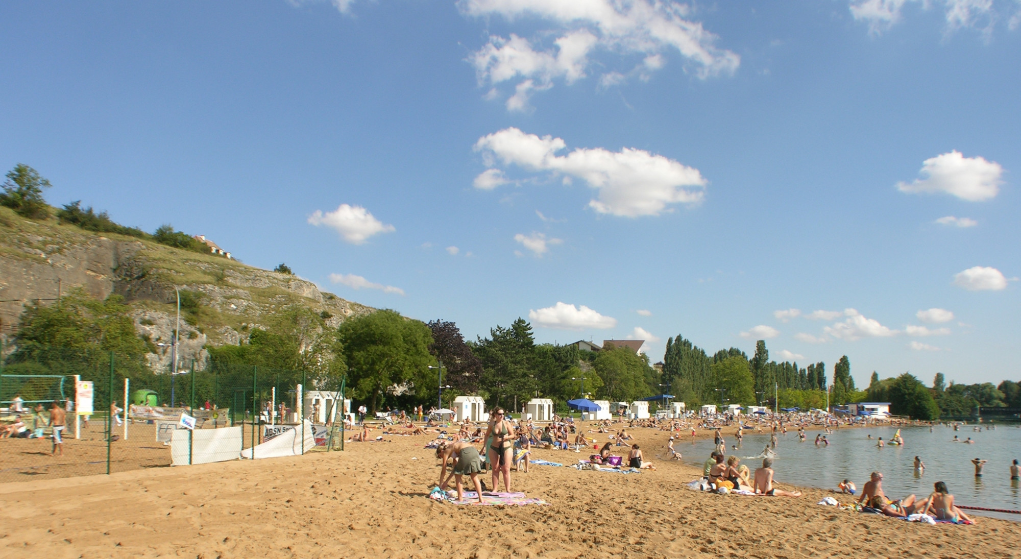 Люди на пляже в Дижоне, Франция – фотографии Франции
