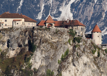 Замок на 130 метровой скале на озере Блед (Bled Lake), Словения – фотографии Словении