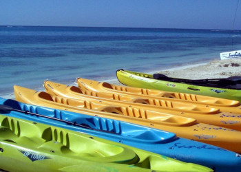 Лодки на берегу моря в Уайтхаусе, Ямайка – фотографии Ямайки