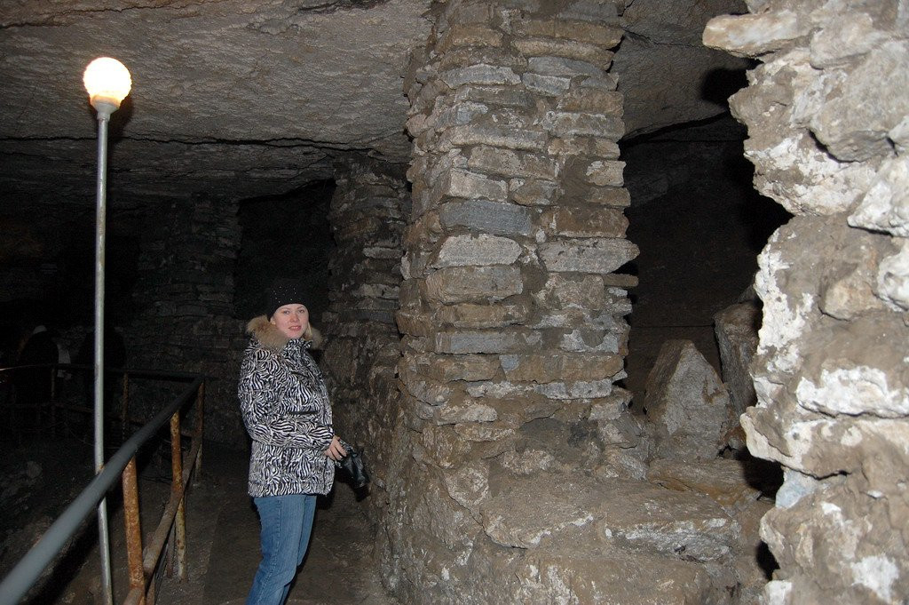 Девушка в пещере, Россия – фотографии России