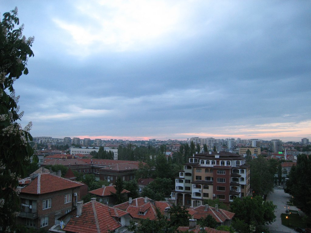 Вид сверху на крыши домов города Сандански, Болгария – фотографии Болгарии