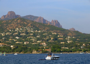 Катер в Сен-Рафаэль, Франция – фотографии Франции