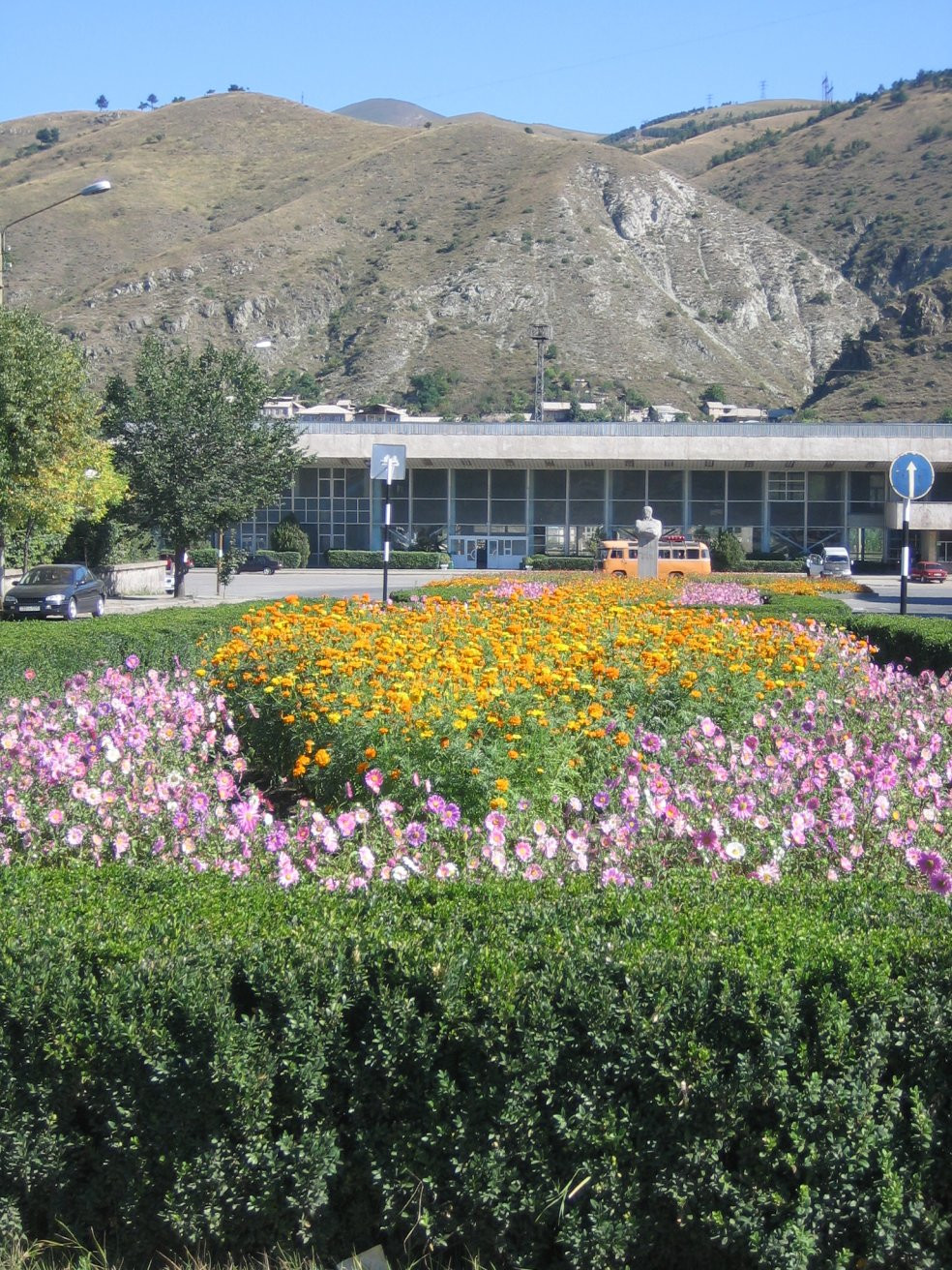 Клумба цветов в Ванадзор, Армения – фотографии Армении