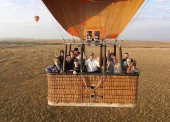 Туристы на воздушном шаре в заповеднике Masai Mara Nature Reserve, Кения – фотографии Кении