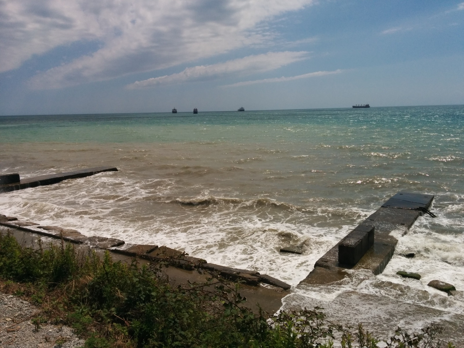 Южный, на море штормовая погода – фотографии России