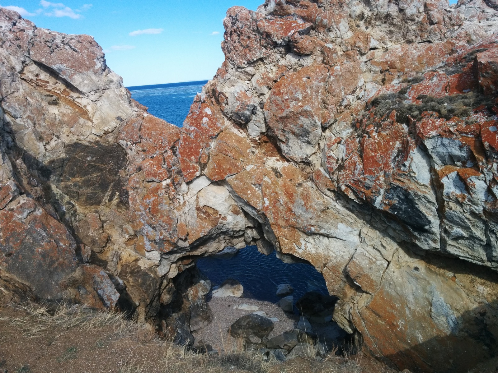 Курма, Малое море, вид на арку в скале – фотографии России