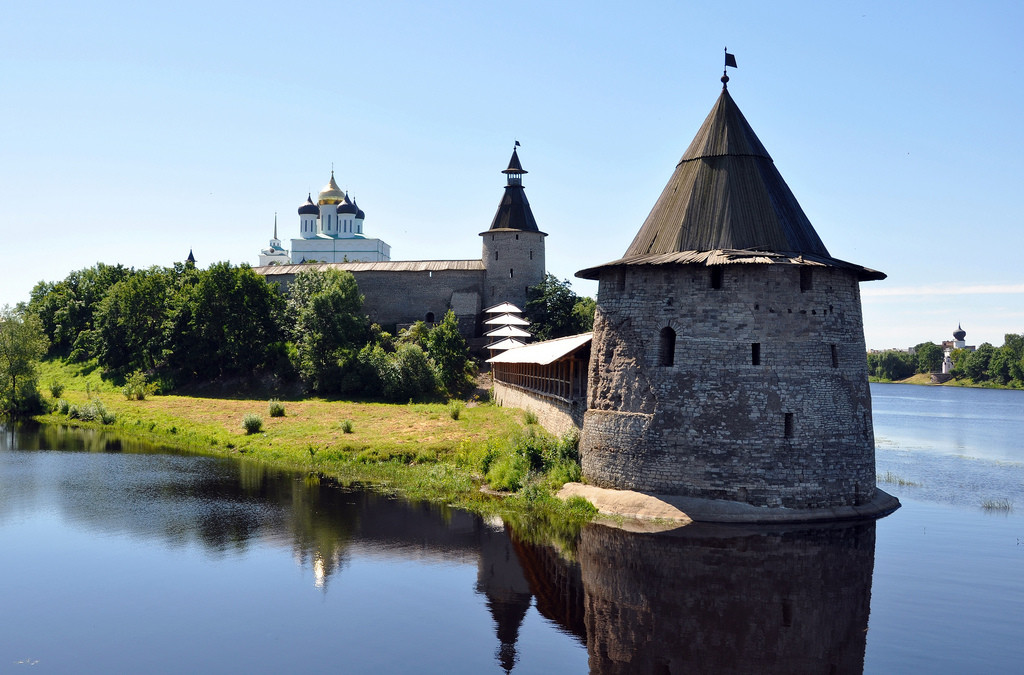 Псковский Кром — историко-архитектурный центр Пскова – фотографии России