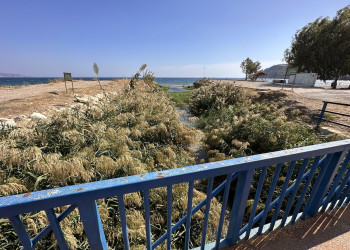 Речка и мост, разделяющие пляж Бююкеджели (Büyükeceli) на две части – фотографии Турции