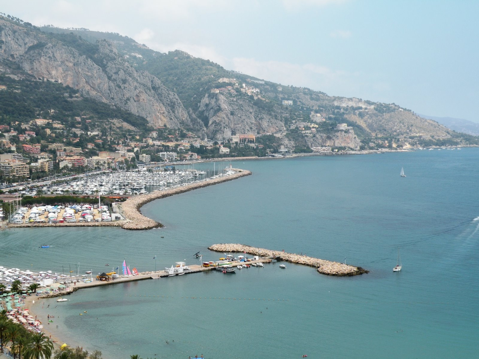 Понарамный вид в Ментоне, Франция – фотографии Франции