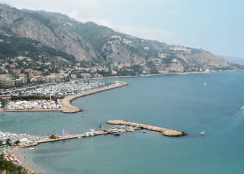 Понарамный вид в Ментоне, Франция – фотографии Франции