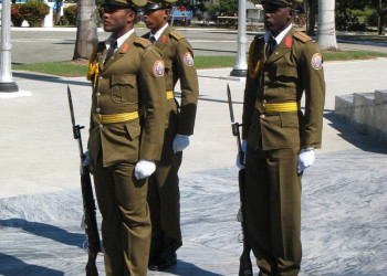 Солдаты в Сантьяго-де-Куба, Куба – фотографии Кубы