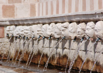 Фонтан 99 струй (Fontana delle 99 Cannelle) – фотографии Италии