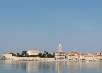 Набережная в Раб, Хорватия – фотографии Хорватии